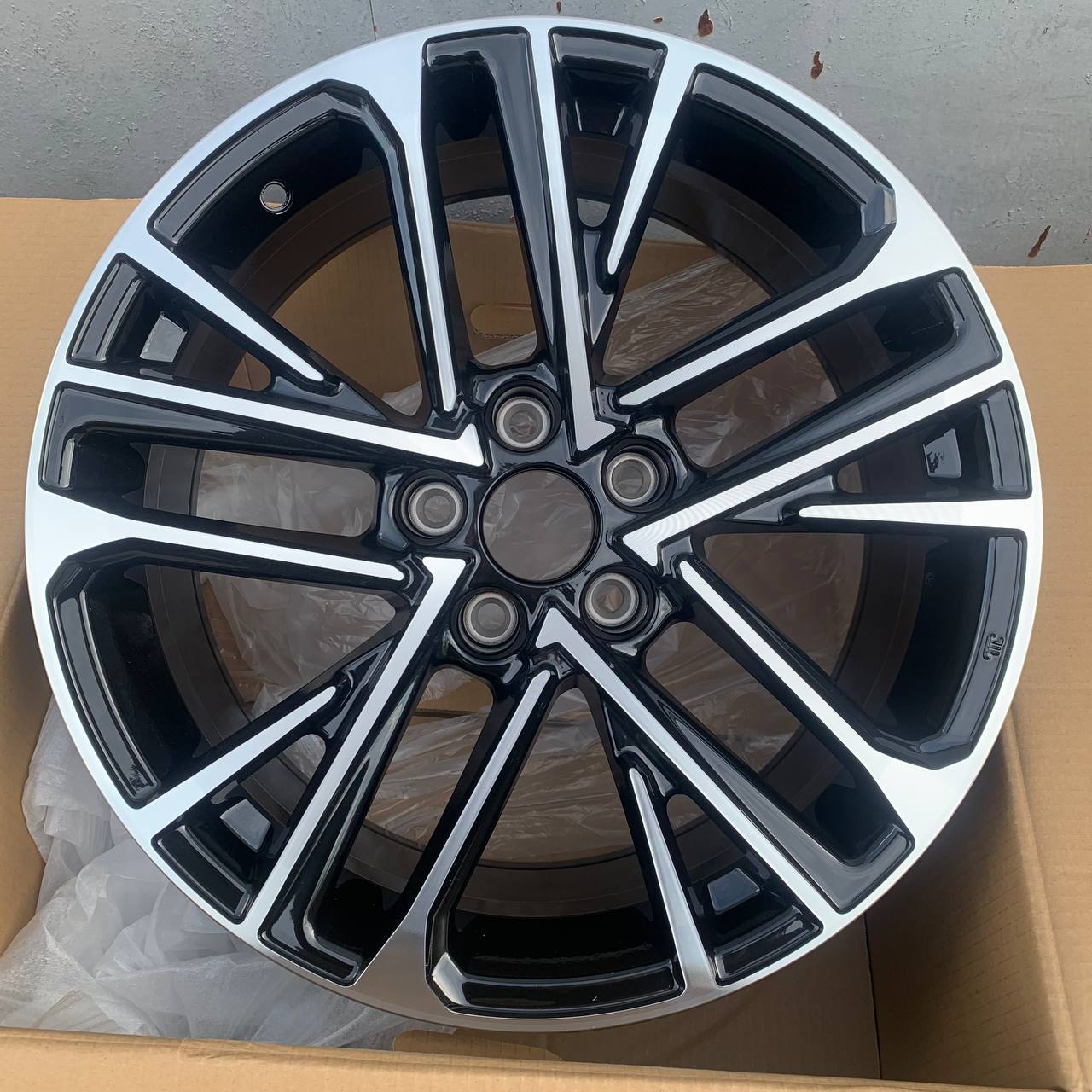 R18 8.0J ET35.0 5x114.3 d60.1